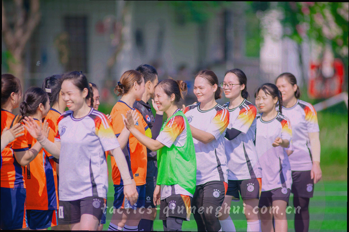 做旧质感的俱乐部历史档案卡片与旧照片拼贴，画面中无清晰可辨人物