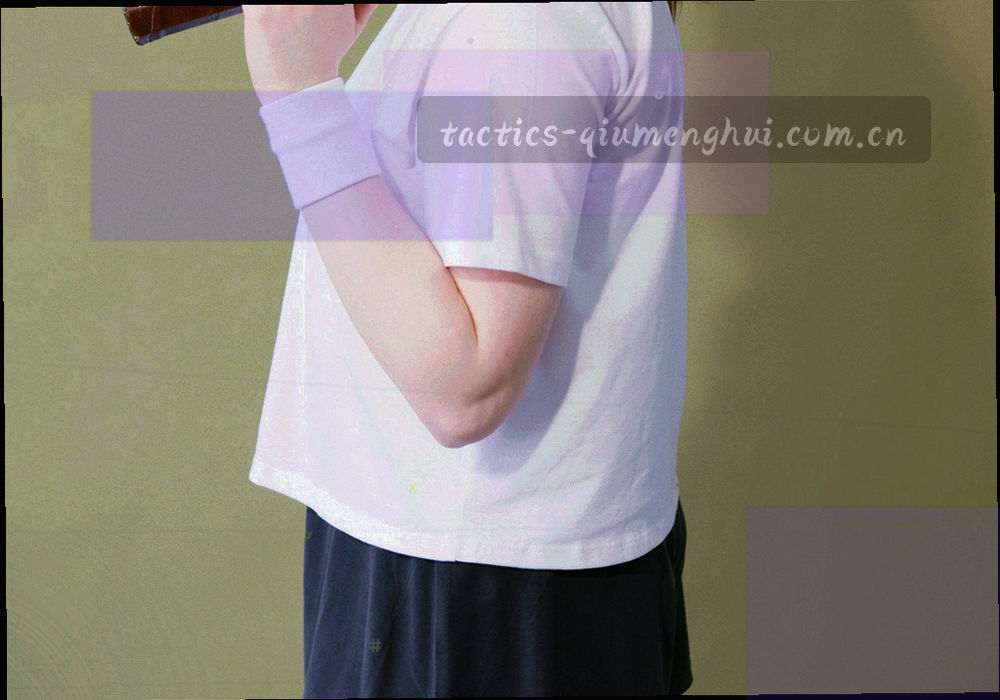 客服工作台与实时数据看板的抽象示意，画面上有工单卡片与进度折线
